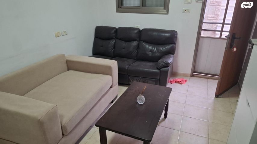 יחידת דיור, הרב עוזיאל 63, הראשונים, שלומי