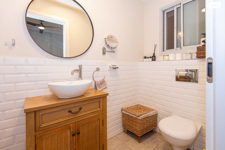 דירה, יגאל אלון, הרצליה