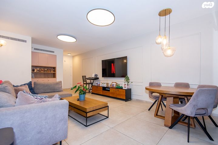 דירה, יגאל אלון, הרצליה