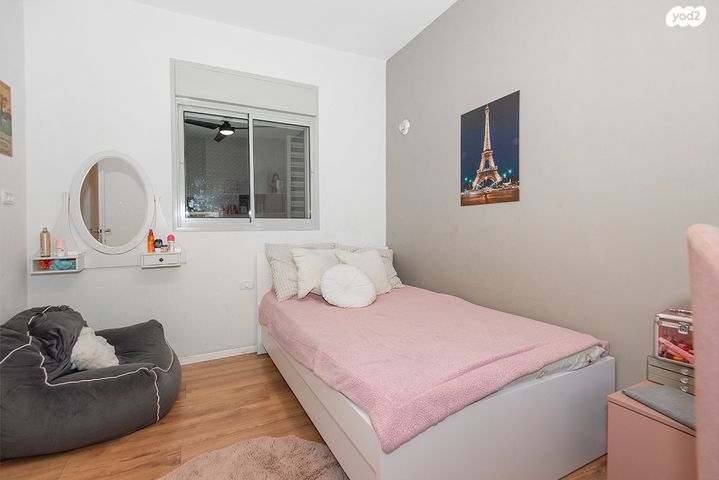 דירה, יגאל אלון, הרצליה