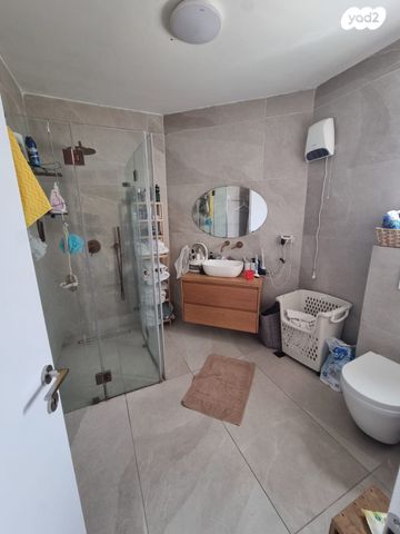 דו משפחתי, נעלה