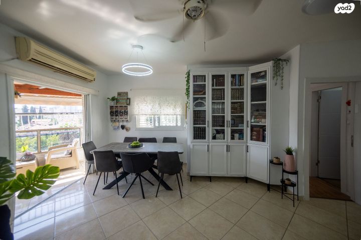 דירה, מנשה קפרא, שעריים, רחובות