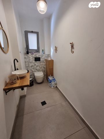 דו משפחתי, נעלה