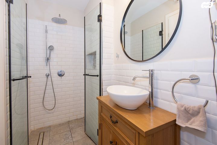 דירה, יגאל אלון, הרצליה