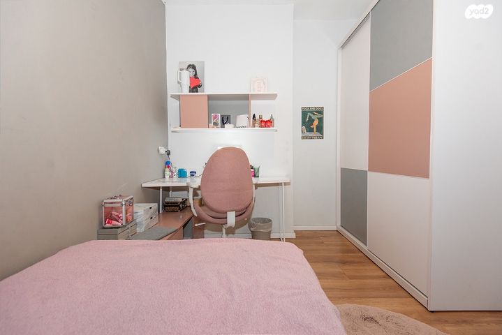 דירה, יגאל אלון, הרצליה