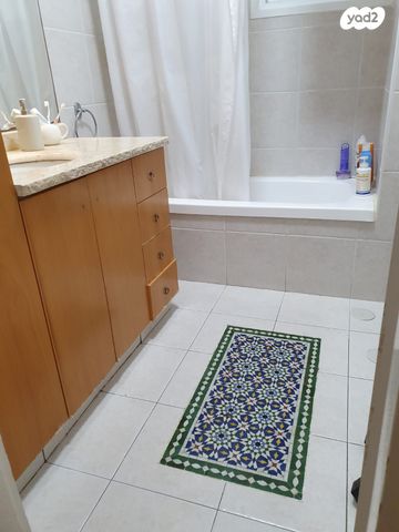 דירה, רחל המשוררת, עין גנים, פתח תקווה