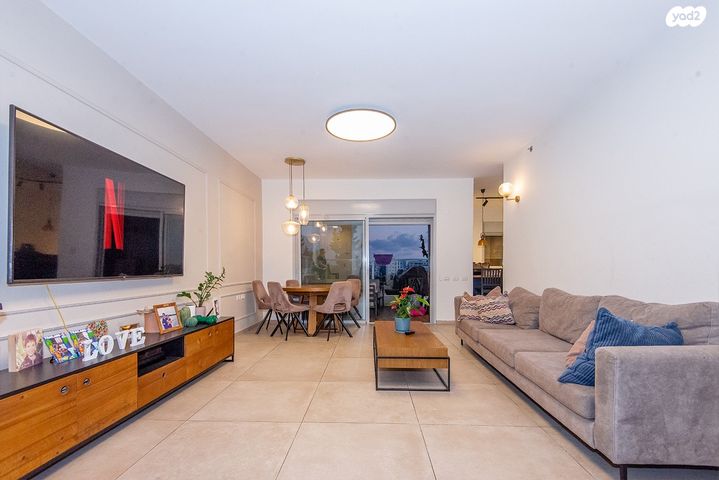 דירה, יגאל אלון, הרצליה