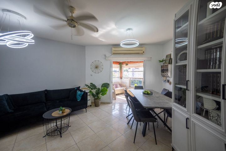 דירה, מנשה קפרא, שעריים, רחובות