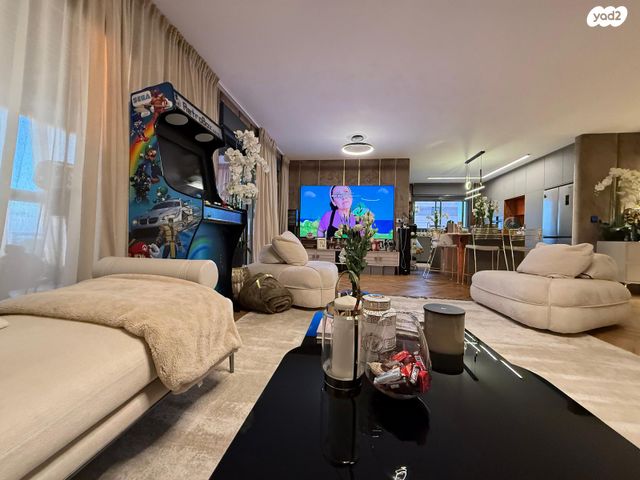 גג/ פנטהאוז, אור עקיבא