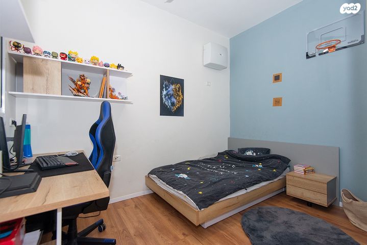 דירה, יגאל אלון, הרצליה