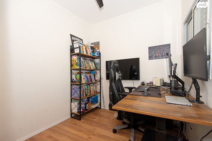 דירה, יגאל אלון, הרצליה