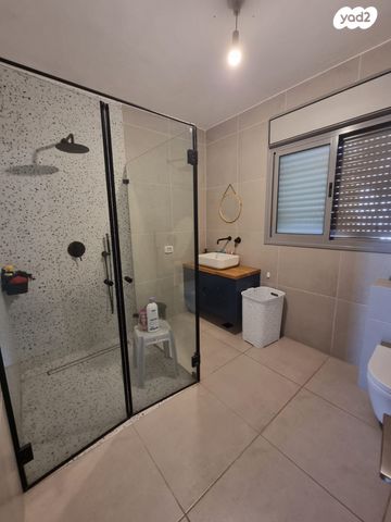 דו משפחתי, נעלה