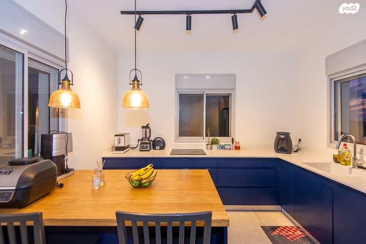 דירה, יגאל אלון, הרצליה