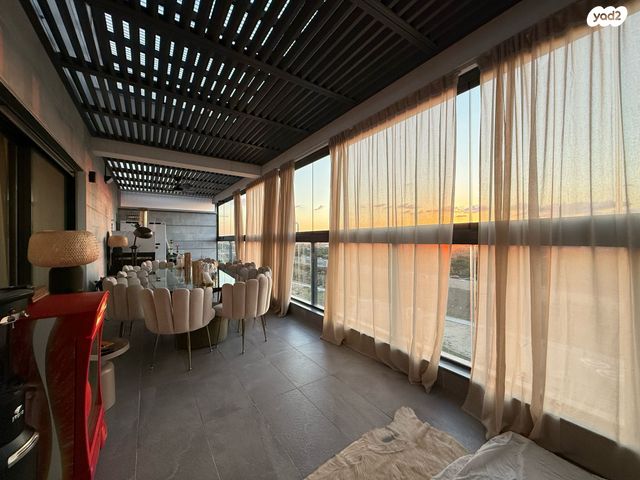 גג/ פנטהאוז, אור עקיבא