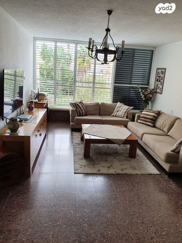 דירה, רחל המשוררת, עין גנים, פתח תקווה