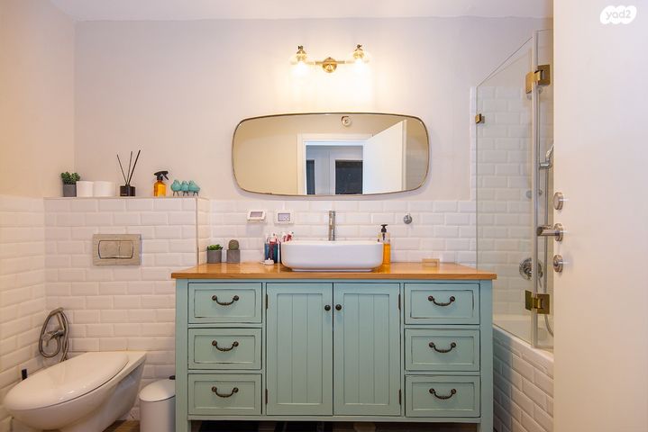 דירה, יגאל אלון, הרצליה