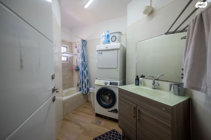 דירה, מנשה קפרא, שעריים, רחובות