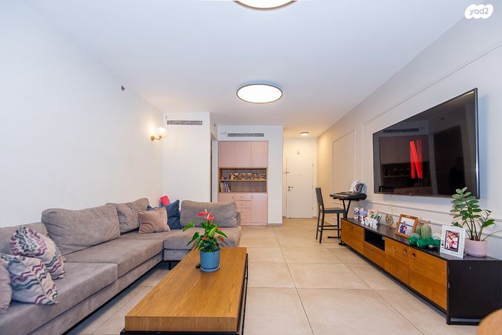 דירה, יגאל אלון, הרצליה