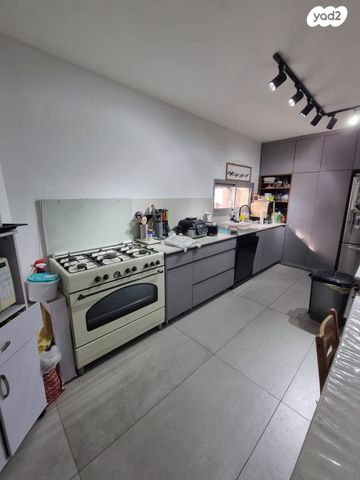 דו משפחתי, נעלה