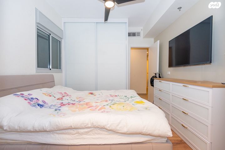 דירה, יגאל אלון, הרצליה