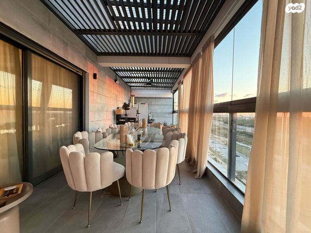 גג/ פנטהאוז, אור עקיבא