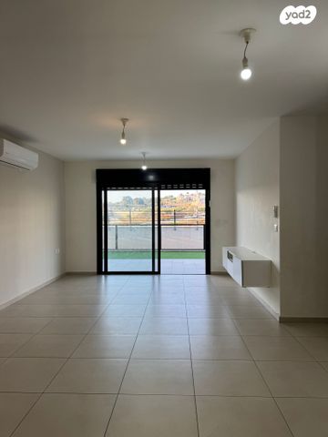 דירת גן, דרך ארץ, הפרחים, חריש