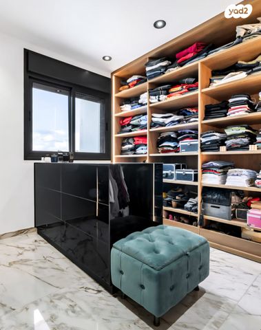 גג/ פנטהאוז, מודיעין מכבים רעות