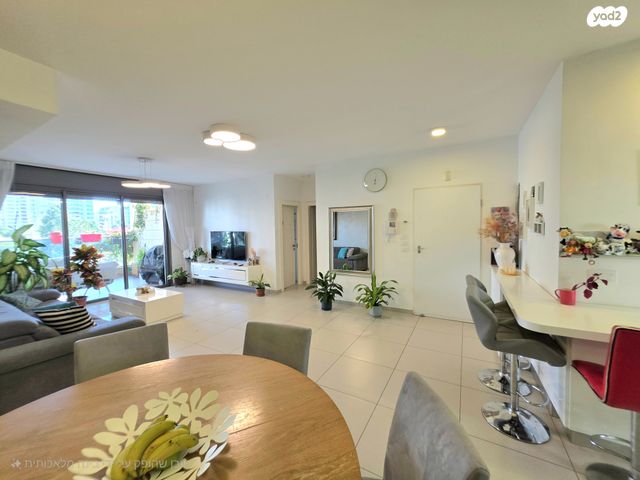 דירה, הזמר העברי, כפר סבא