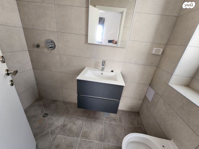 דירת גן, הפרחים, חריש