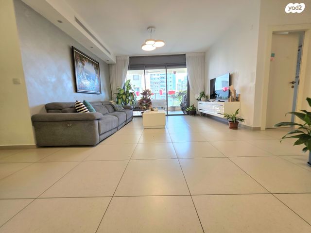 דירה, הזמר העברי, כפר סבא