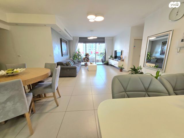 דירה, הזמר העברי, כפר סבא