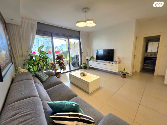 דירה, הזמר העברי, כפר סבא