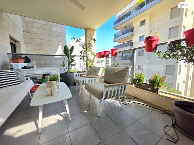 דירה, יצחק זיקו גרציאני, הזמר העברי, כפר סבא