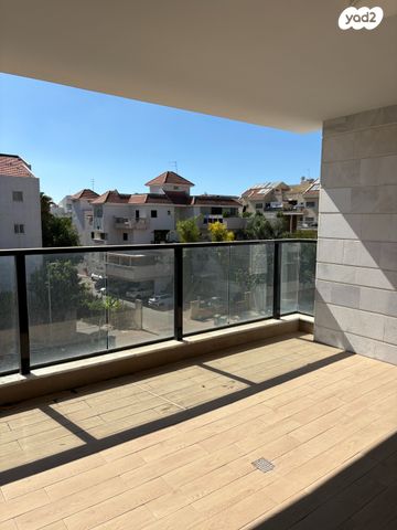 דירה, הכלנית, 2004, רעננה