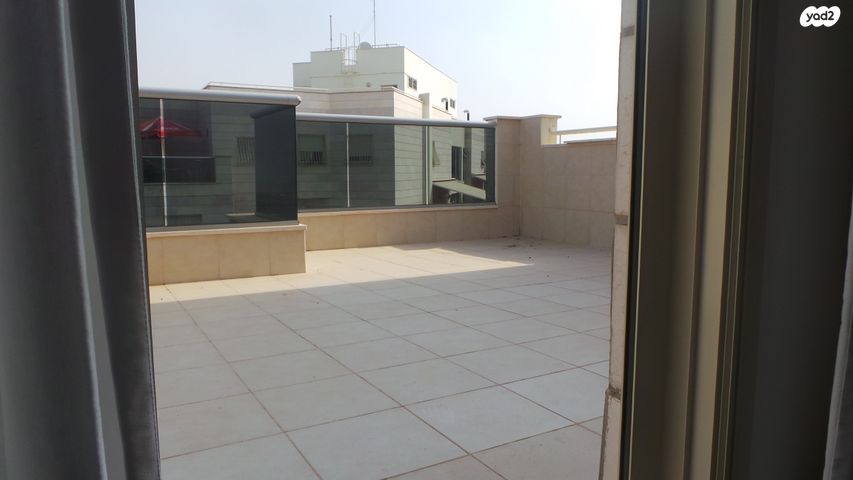 גג/ פנטהאוז, צבי ישי, ליבת העיר, יהוד מונוסון