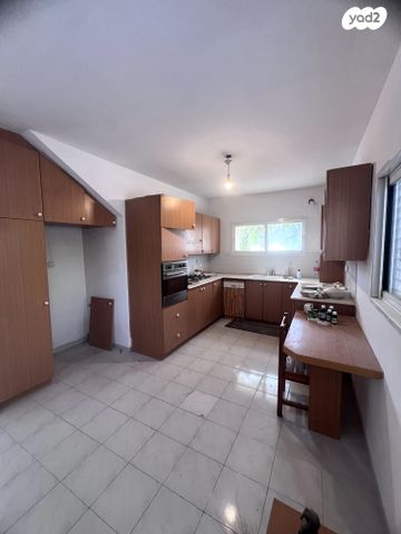 דו משפחתי, תל מונד