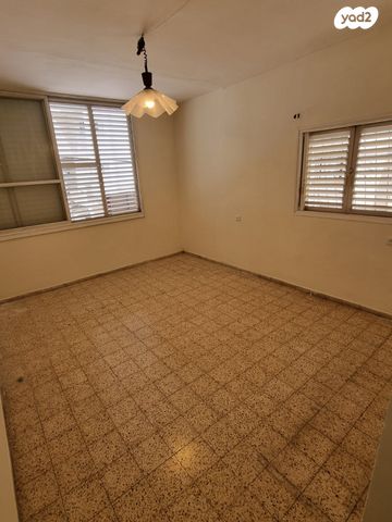 דירה, עובדיה, הפועל המזרחי א', שיכון א', בני ברק