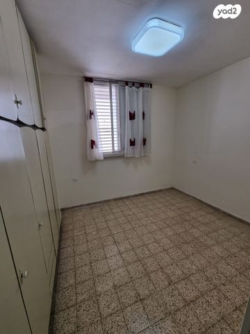 דירה, עובדיה, הפועל המזרחי א', שיכון א', בני ברק