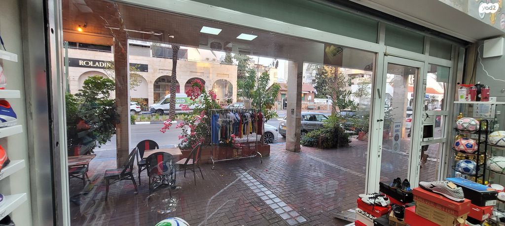 חנויות/ שטח מסחרי, הוד השרון