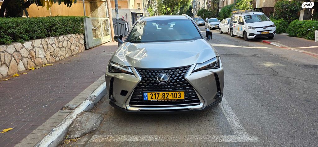 מודעת רכב לקסוס UX