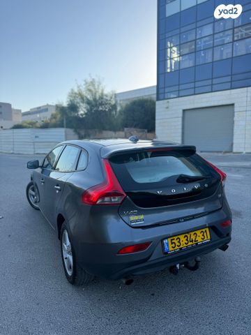 וולוו V40