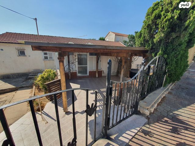 בית פרטי/ קוטג', חיים משה שפירא 4, שיכון ג, טבריה