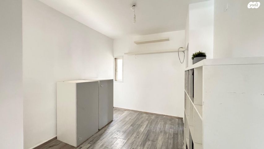 דירה, האחים אוסטשינסקי, ראשונים, ראשון לציון