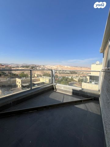 גג/ פנטהאוז, האלמוג, נופי סלע, מעלה אדומים