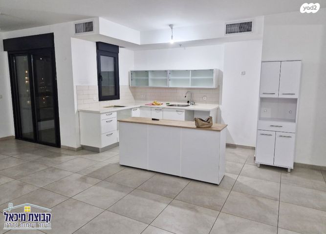 דירה, שייקה אופיר, פסגות אפק, ראש העין