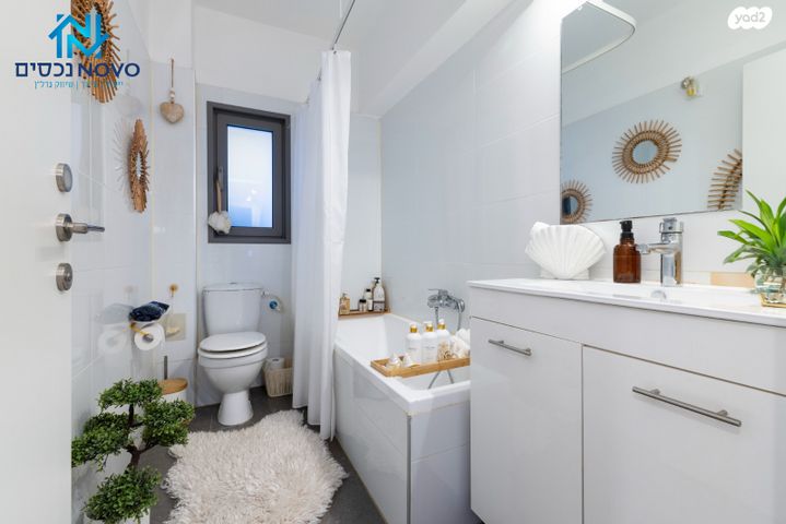 דירה, דליה רביקוביץ, יבנה