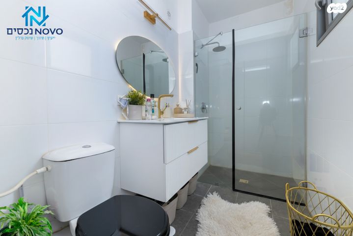 דירה, דליה רביקוביץ, יבנה