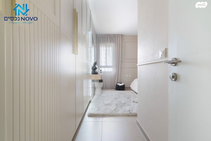 דירה, דליה רביקוביץ, יבנה