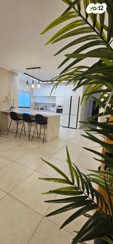 דירת גן, עץ המשאלות, אדמית / יערית, שלומי