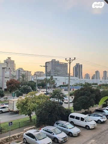 שדרות גולדה מאיר 13